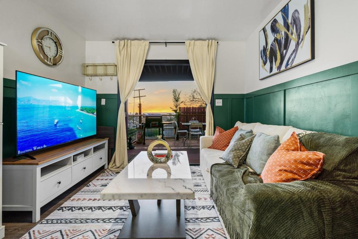 Entire Private 1-bedroom With King Bed, Hot Tub, Parking, View, Available Now Holiday home